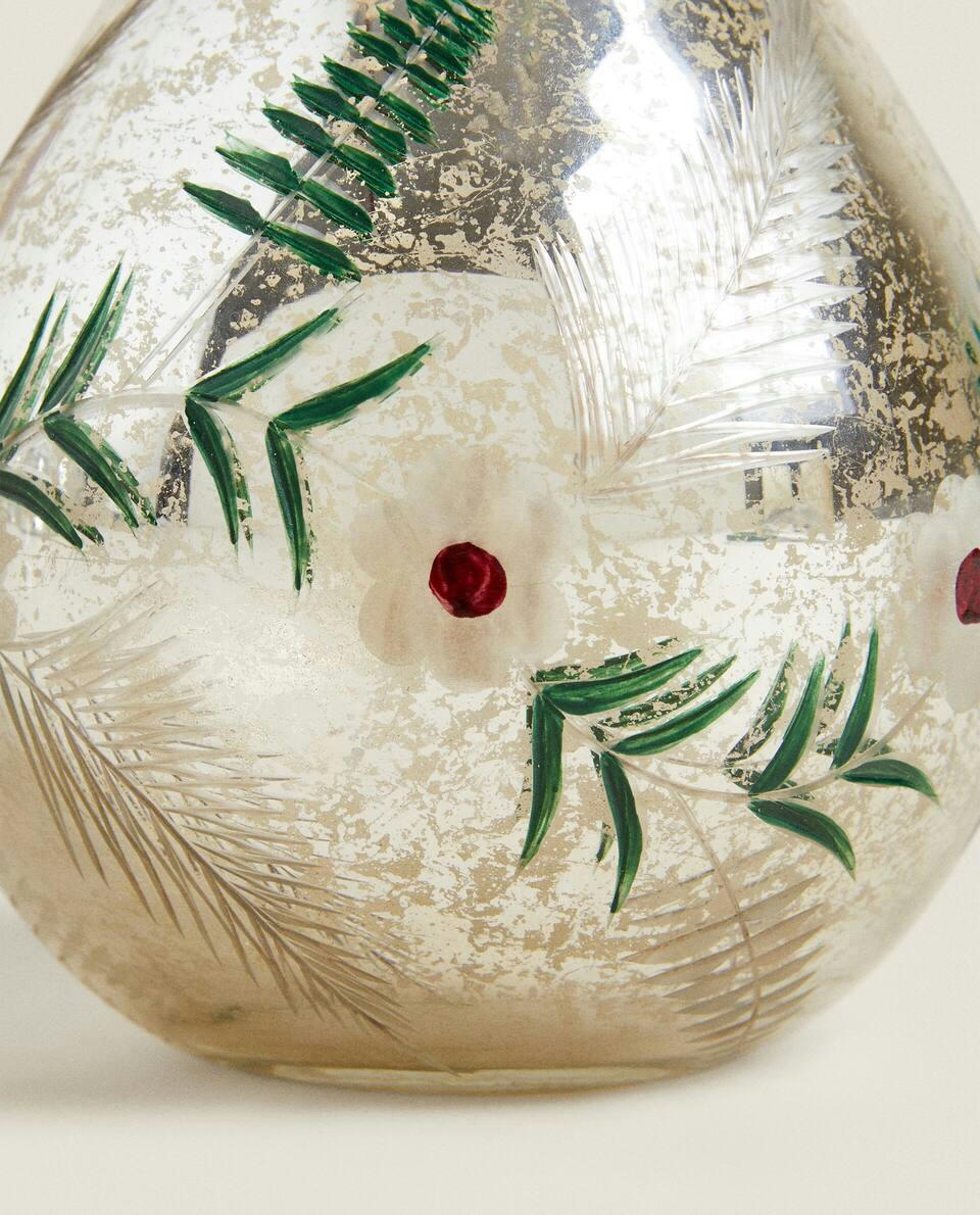GLASS VASE WITH CHRISTMAS FLOWERS