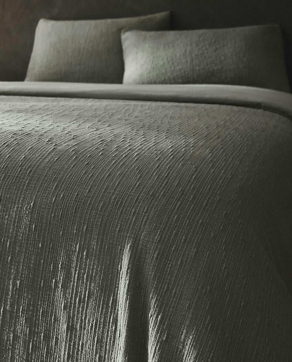DUVET COVER WITH RAISED BEDSPREAD EFFECT