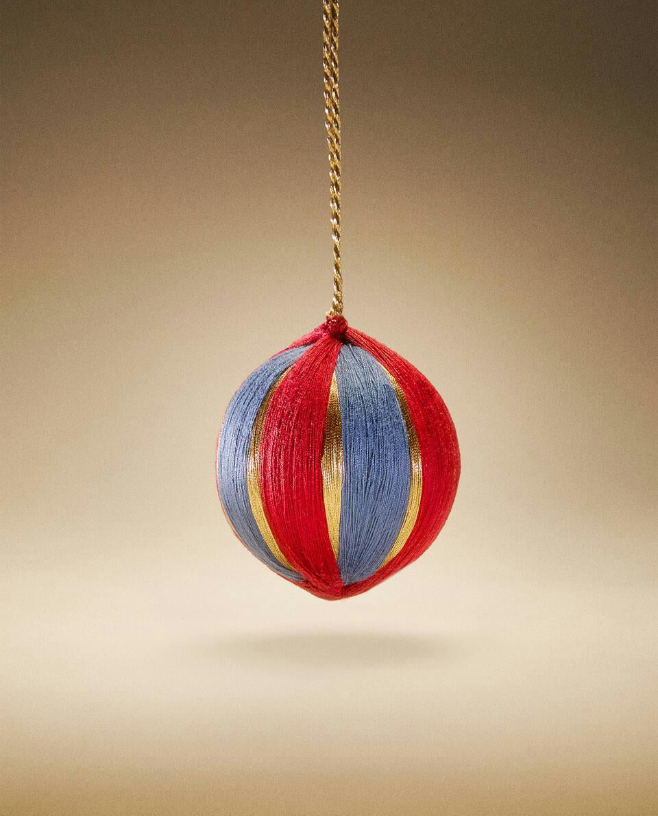 BAUBLE CHRISTMAS DECORATION WITH THREADS