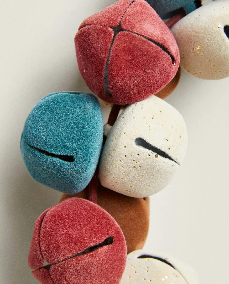 DECORATIVE CHRISTMAS WREATH WITH SLEIGH BELLS