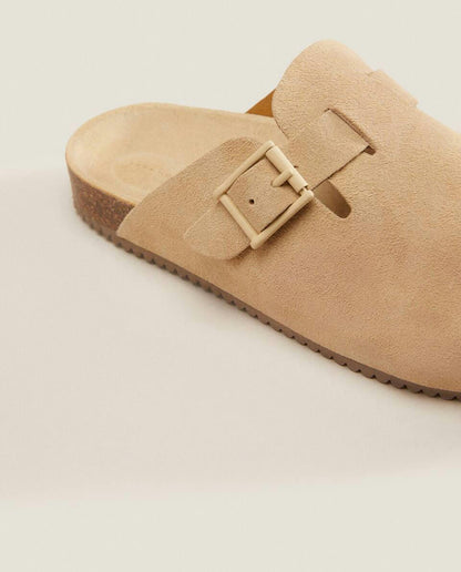 LEATHER CLOGS WITH BUCKLE