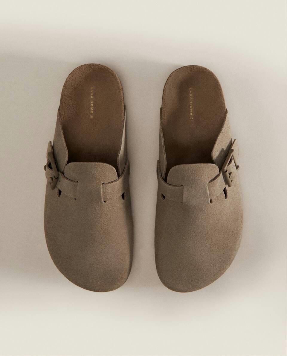 LEATHER CLOGS WITH BUCKLE