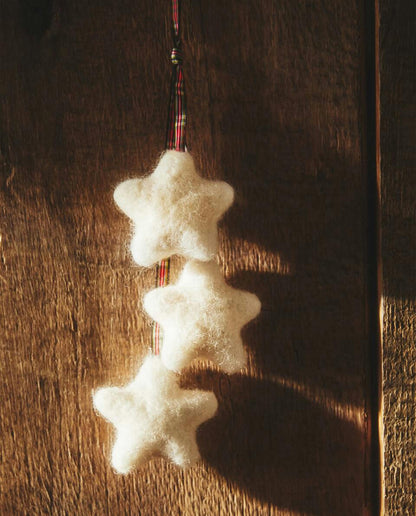 FELT CHRISTMAS DECORATION WITH TARTAN STARS
