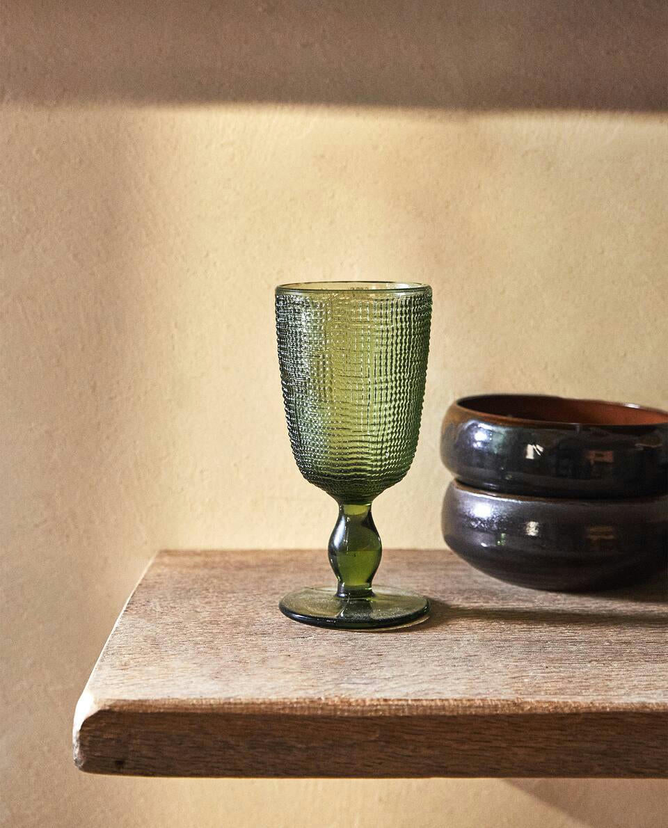 GLASS WITH RAISED DESIGN