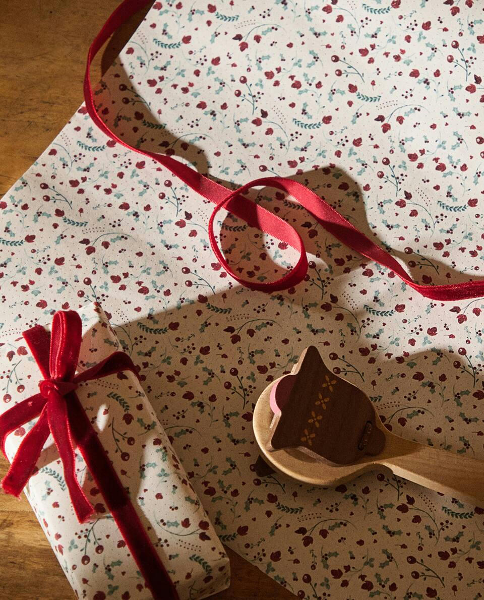 CHRISTMAS FLOWERS WRAPPING PAPER