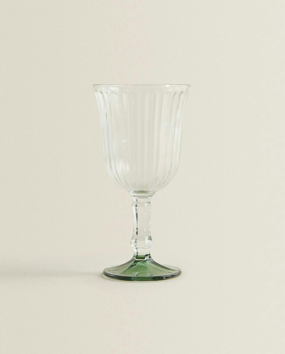 RAISED DESIGN WINE GLASS
