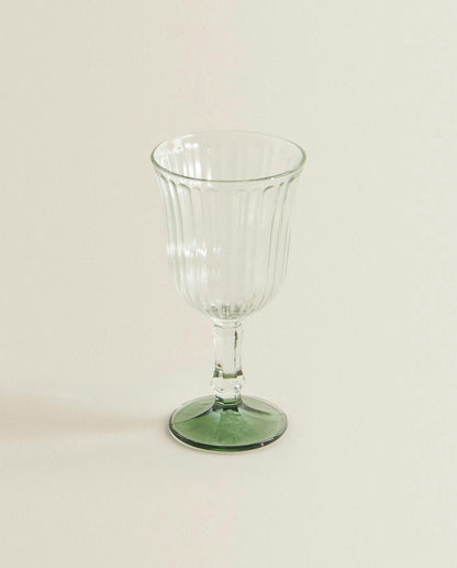 RAISED DESIGN WINE GLASS