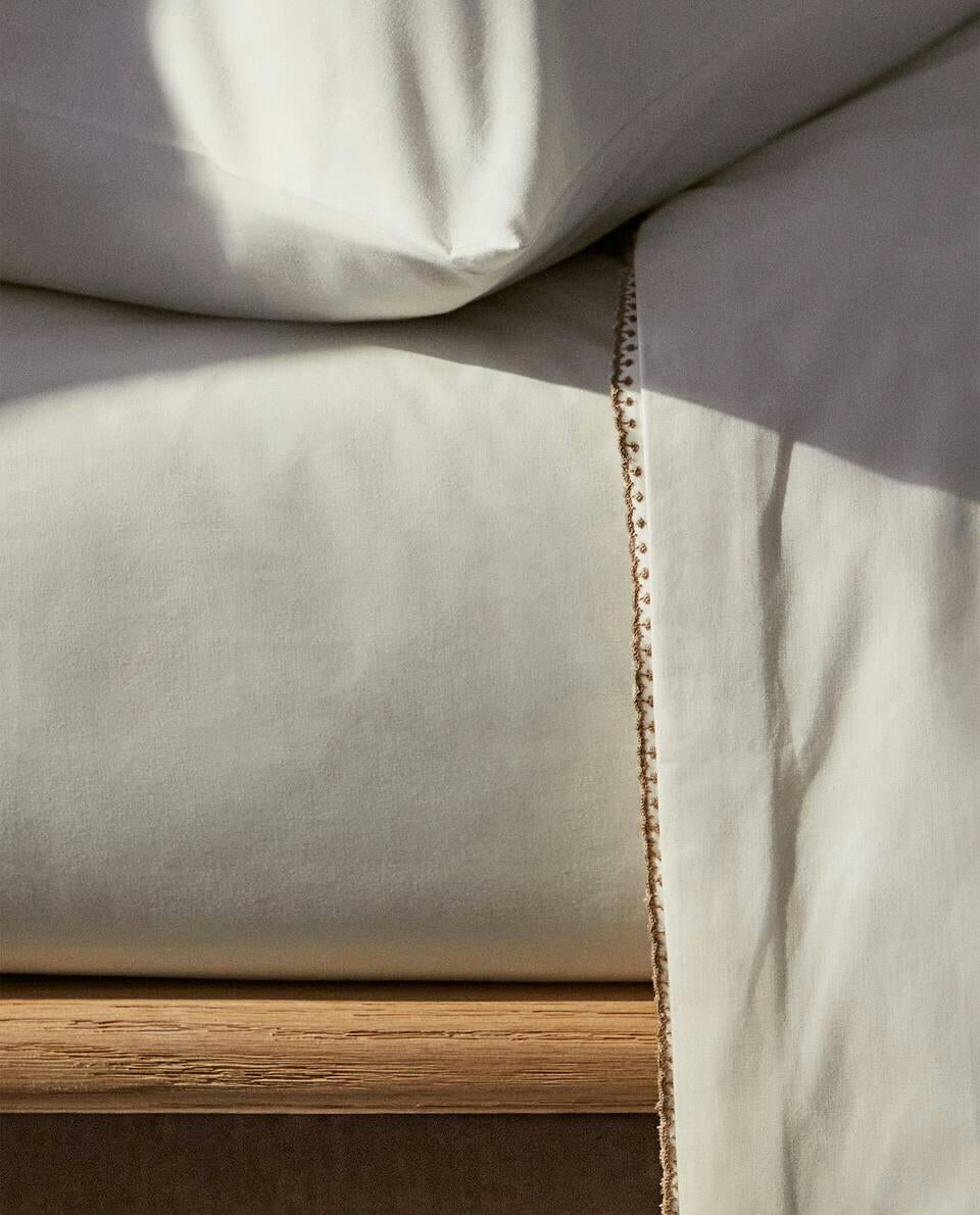 FITTED SHEET WITH TOPSTITCHING