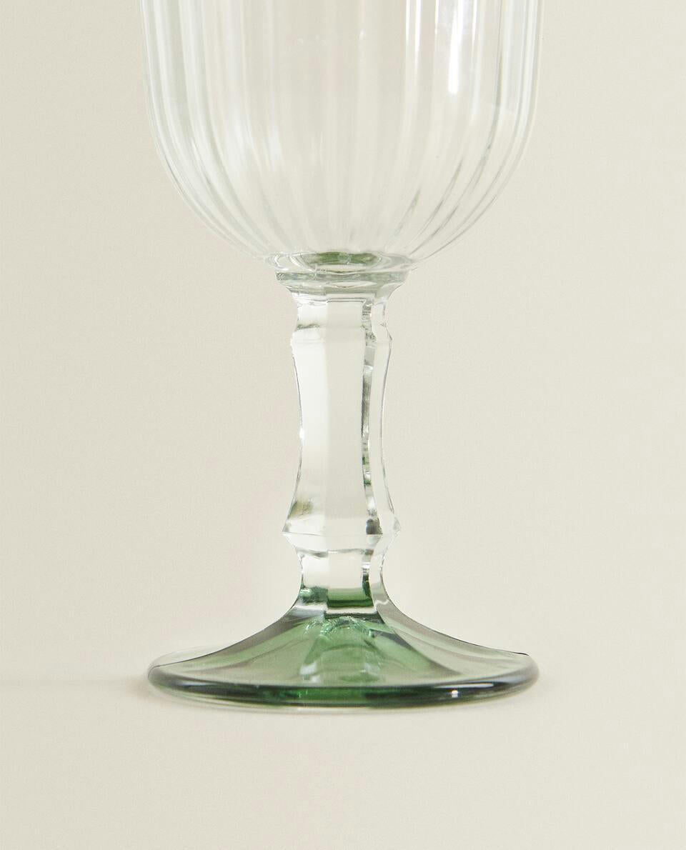 RAISED DESIGN WINE GLASS